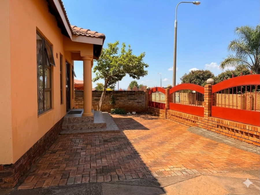 2 Bedroom Property for Sale in Geelhoutpark North West